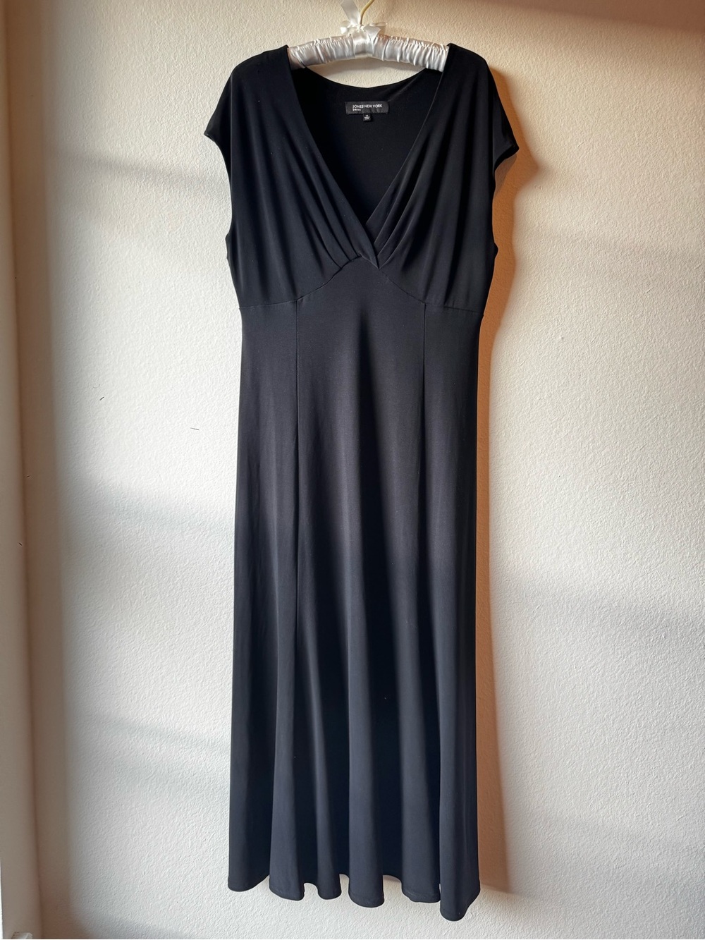 Jones New York Black V-Neck Midi Dress